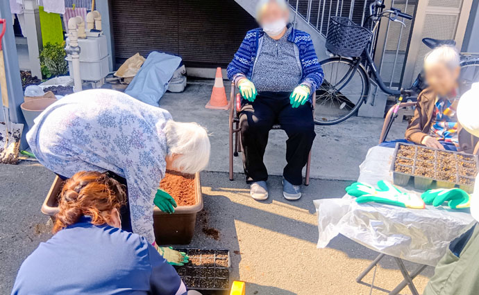 260414HLC_Tachikawa_sowing seeds_1.jpg