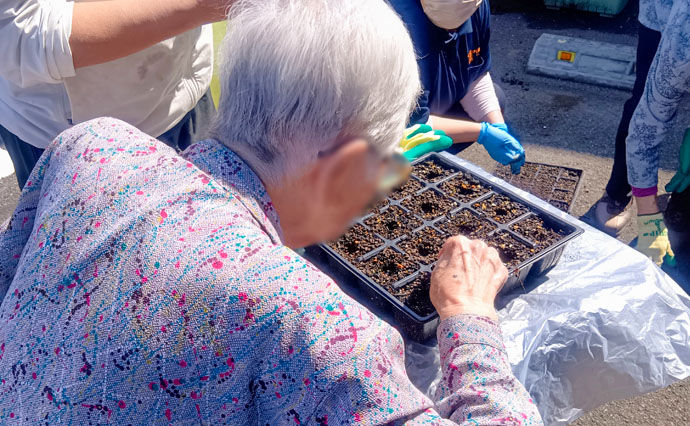 260414HLC_Tachikawa_sowing seeds_2.jpg