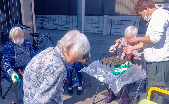 260414HLC_Tachikawa_sowing seeds_3.jpg