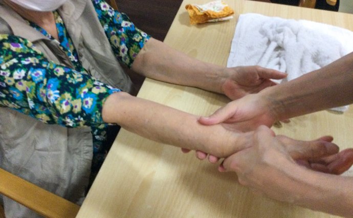 260628HLC_Hongo_HandMassage_1.jpg