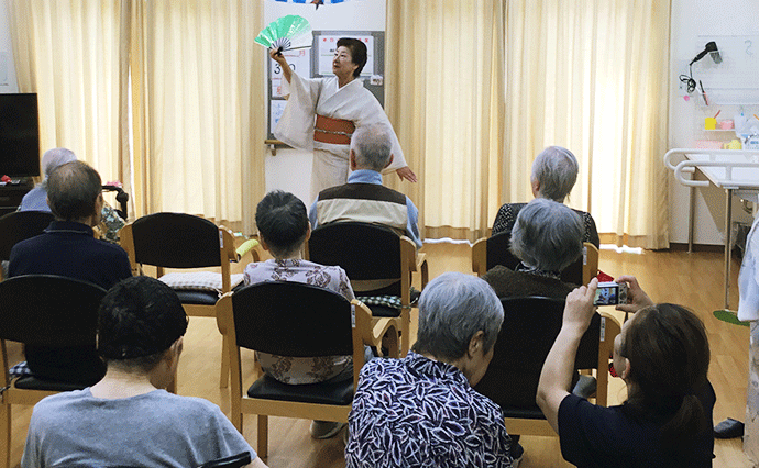 小規模多機能型居宅介護施設で日本舞踊を披露中