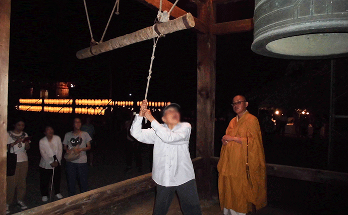 醍醐寺万灯会で鐘をつかせてもらいました