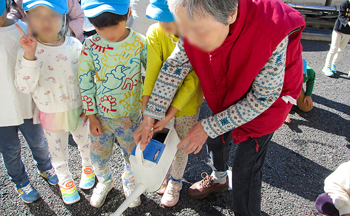 250210hlc_NakamurabashiYado_watering.jpg