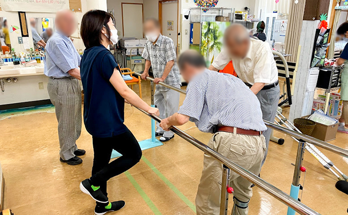 平行棒体操☆ | 【公式】神奈川県平塚市のデイサービス | ヒューマンライフケア平塚 | 日帰り通所介護